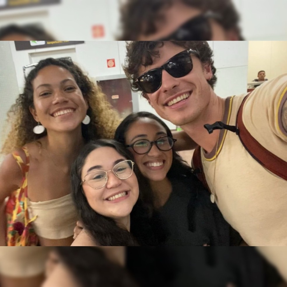 Shawn Mendes com fãs no aeroporto de Maceió, Alagoas — Foto: Instagram