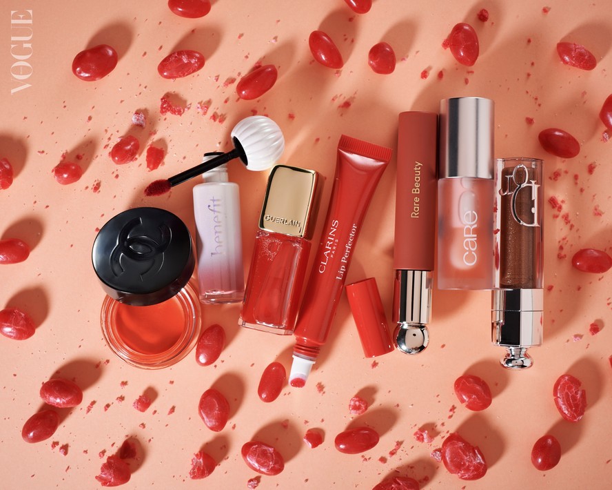 Bálsamo para lábios e bochechas N°1 na cor Vibrant Coral, CHANEL (R$ 355). Tint labial Plushtint na cor Purrr, BENEFIT (R$ 169). Lip oil Kiss Kiss Bee Glow na cor Poppy Glow, GUERLAIN (R$ 229). Balm Lip Perfector na cor 23, CLARINS (R$ 199). Lip Oil Soft Pinch Tinted na cor Serenity, RARE BEAUTY (R$ 159). Lip oil na cor Clear Pink, CARE Natural Beauty (R$ 130). Gloss Addict Lip Maximizer na cor Shimmer Hazelnut, DIOR (R$ 245)