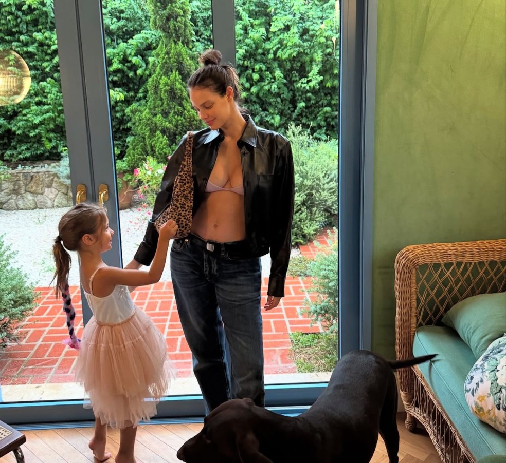 Laura Neiva com a filha, Maria — Foto: Reprodução/Instagram