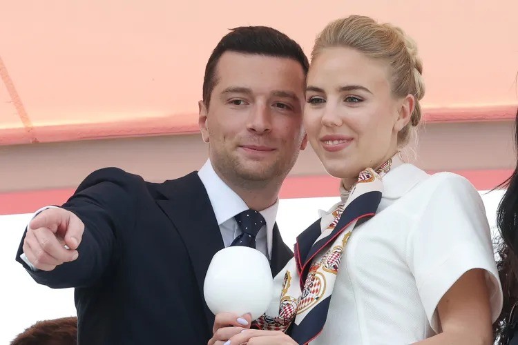 Princesa italiana Maria Carolina aparece ao lado d