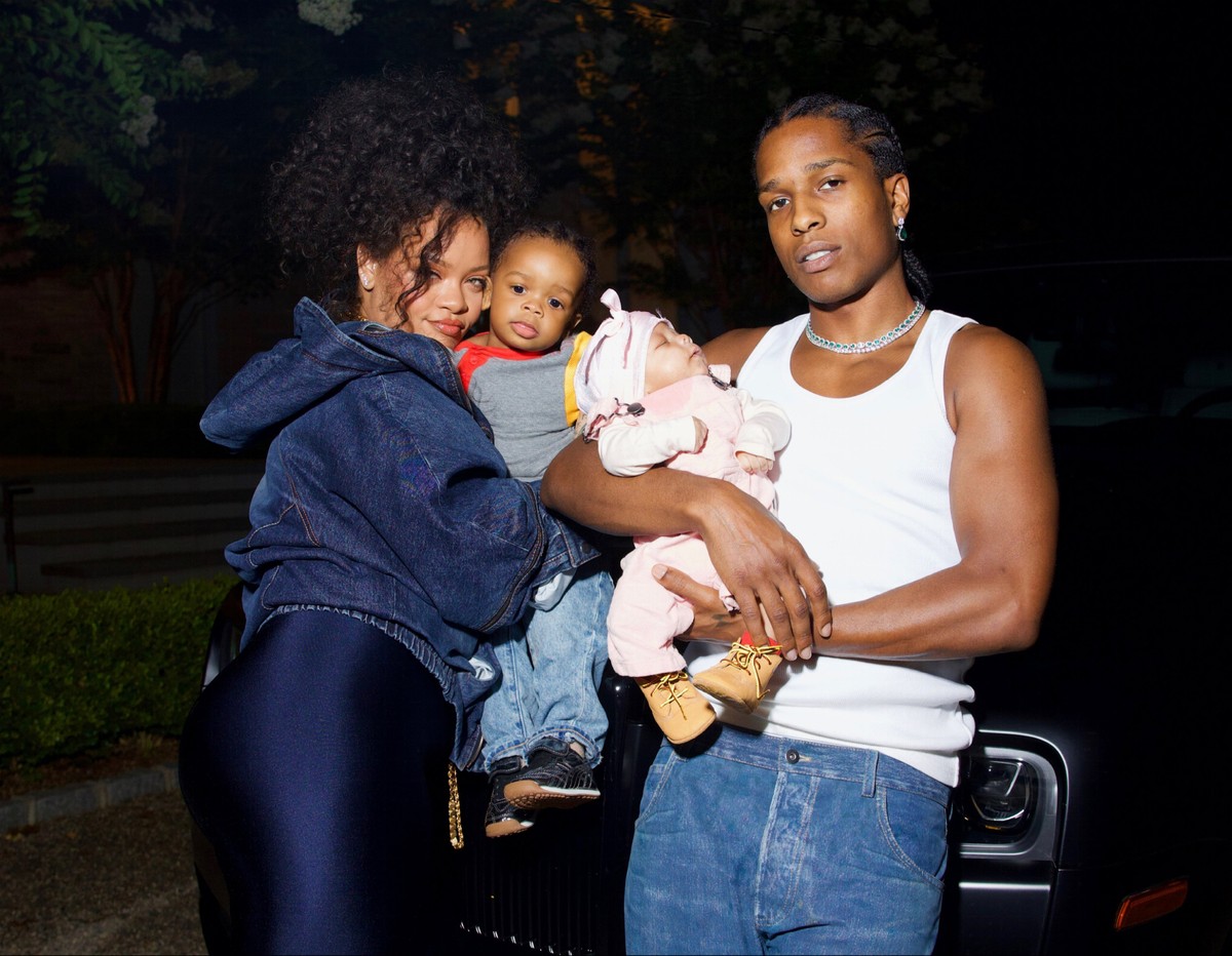Rihanna e A$AP Rocky revelam as primeiras fotos do filho Riot Rose