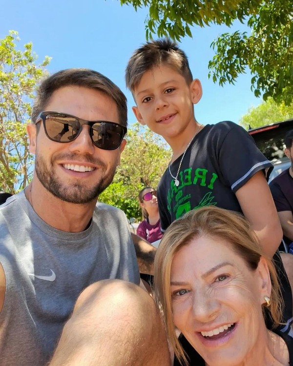 Jonas Sulzbach protagoniza selfie com família e ressalta: 'Me faz tão bem estar com vocês!'