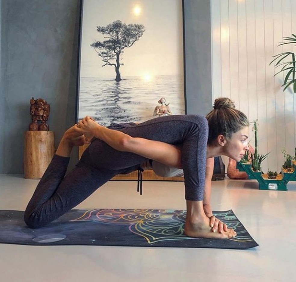 Mulher De Meia-idade Em Posição De Yoga Se Mantém Em Sua Casa