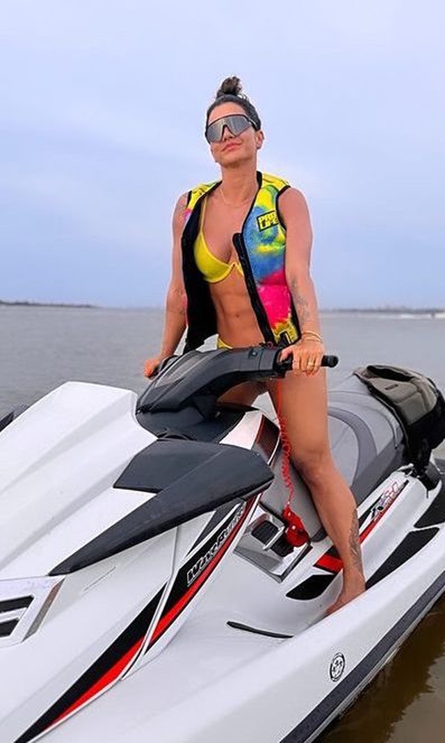 Em dia de praia, Kelly Key curte passeio de jetski