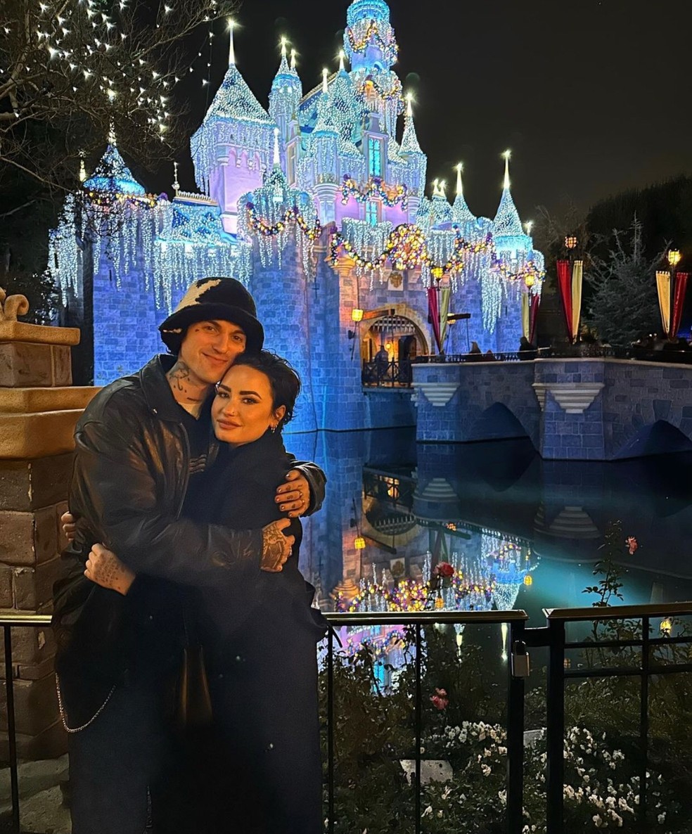Demi Lovato escolhe a Disney para celebrar primeiro natal com novo namorado