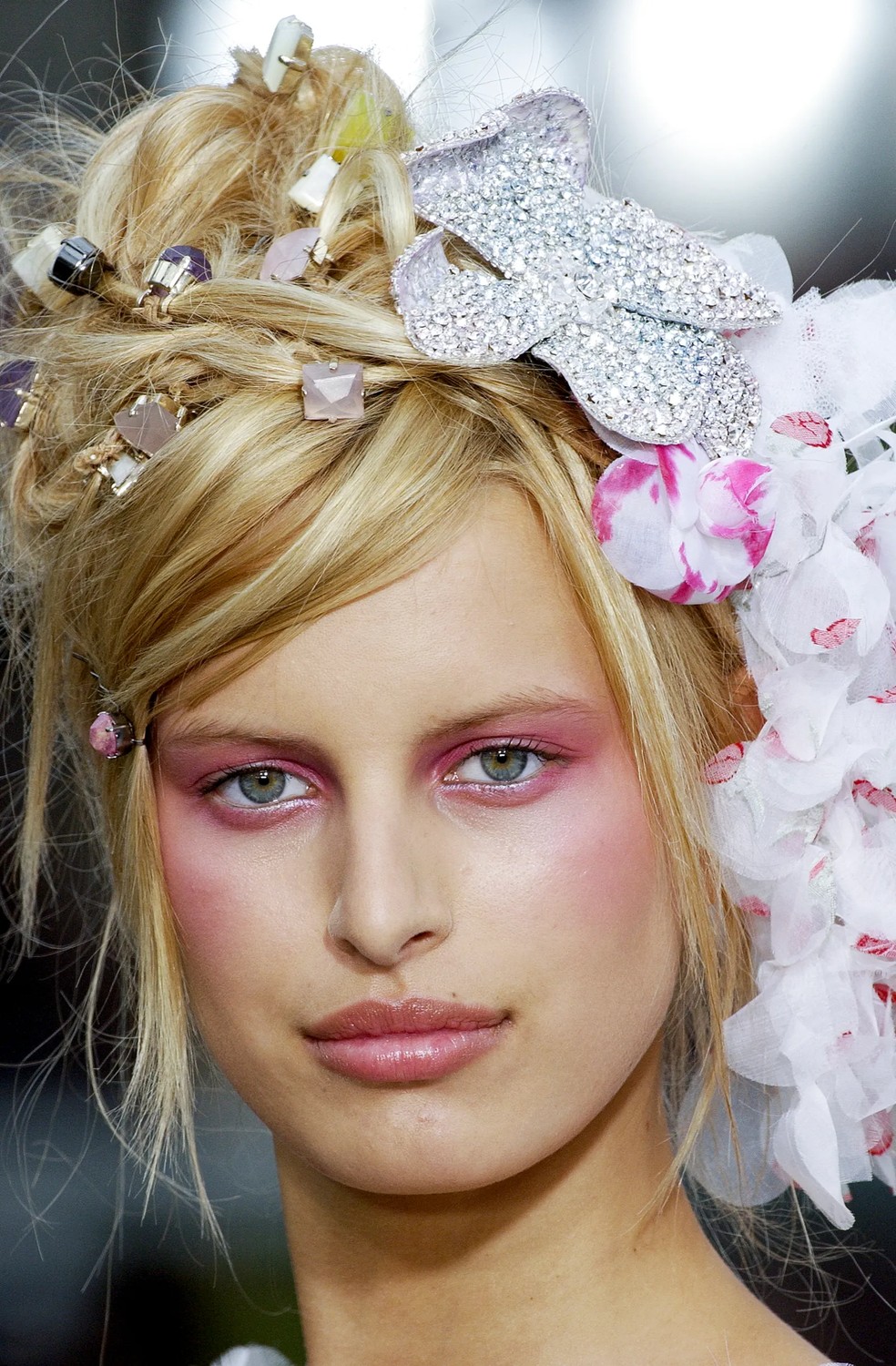 Os melhores looks de beleza nas passarelas da Chanel de Karl Lagerfeld — Foto: Victor VIRGILE/Getty Images