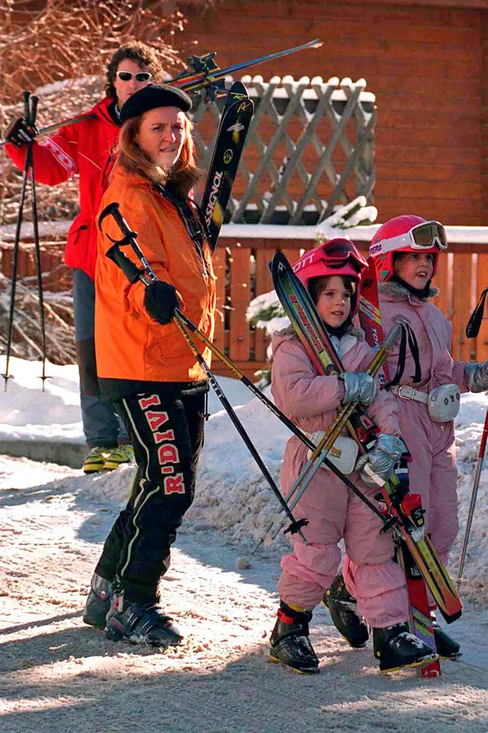 Sarah Ferguson, a princesa Eugenie e a princesa Beatrice vão esquiar durante as férias em Verbier, na Suíça, em 1997 — Foto: GettyImages