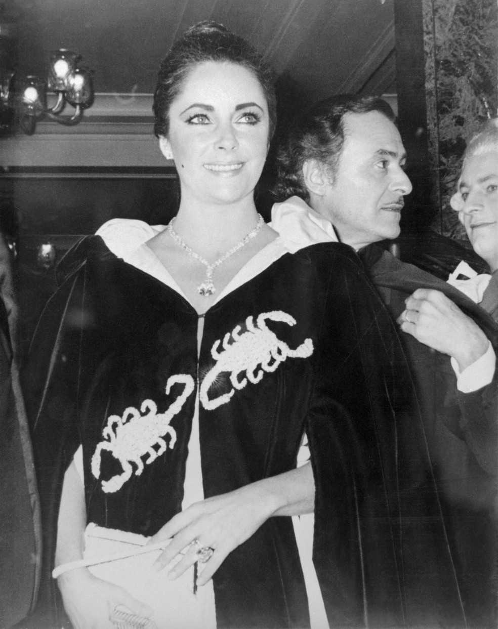 Elizabeth Taylor na festa de aniversário de 40 anos da princesa Grace de Mônaco — Foto: Getty Images