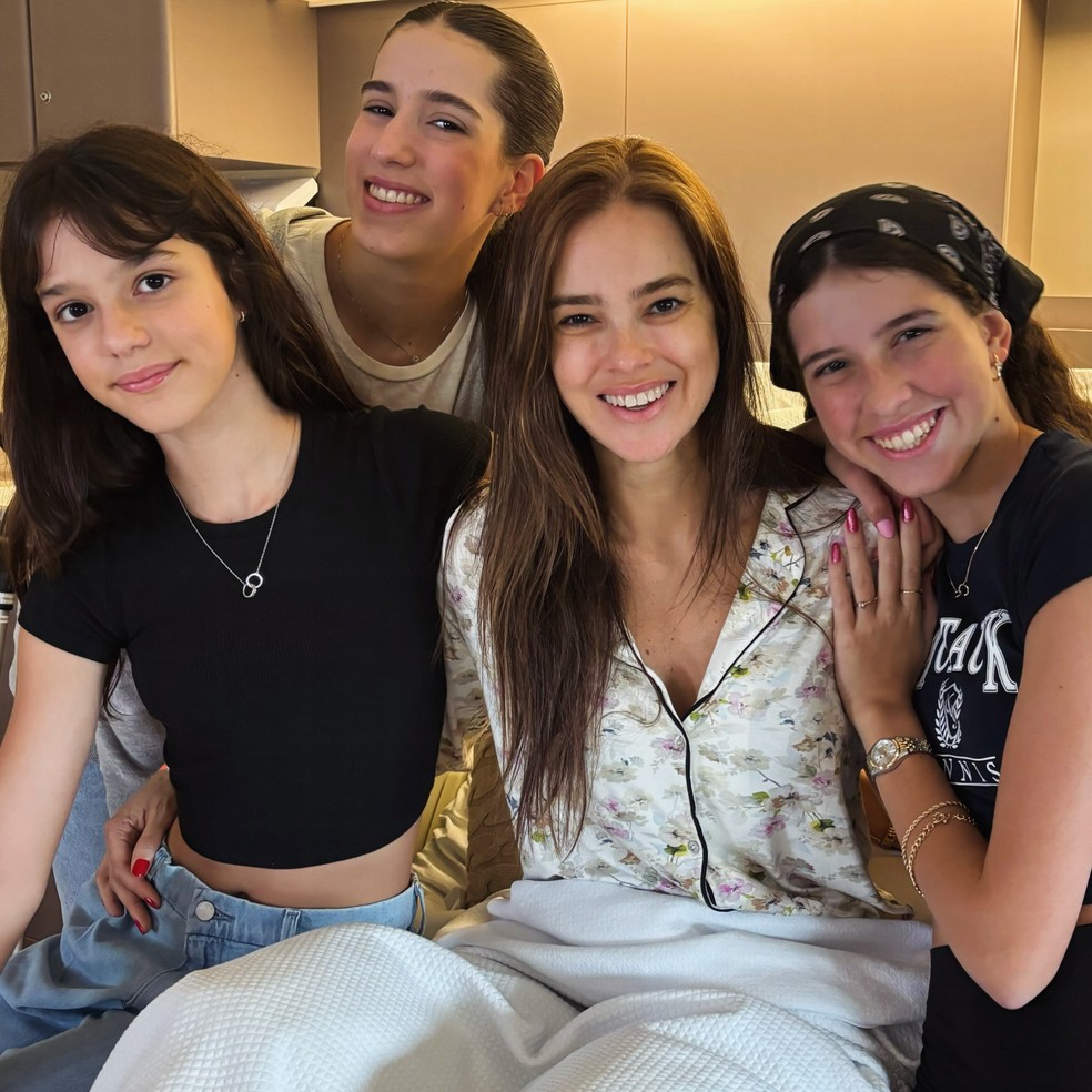 Vera Viel celebra dois anos em remissão de câncer às vésperas dos 51 anos ao lado das três filhas — Foto: Reprodução/Instagram