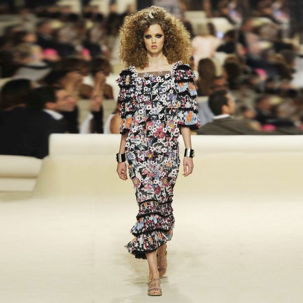 CHANEL シャネル　カタログ　2014 / 15 LAGERFELD Karl Lagerfeld leva o Resort 2015 da Chanel para o Oriente Médio