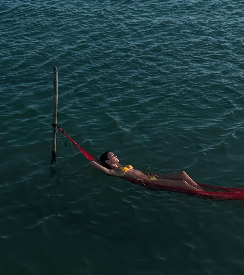 Bruna Marquezine posa em praia — Foto: Reprodução/Instagram