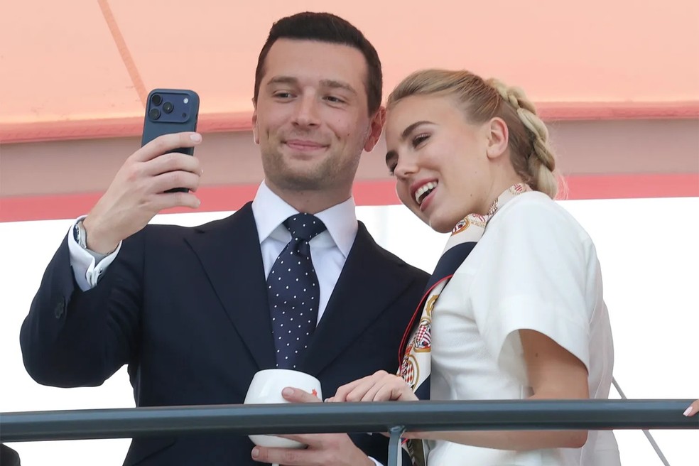 Jordan Bardella e a princesa Maria Carolina de Bourbon-Duas Sicílias durante o Grande Prêmio de Fórmula 1 de Mônaco, no Circuito de Mônaco — Foto: GettyImages