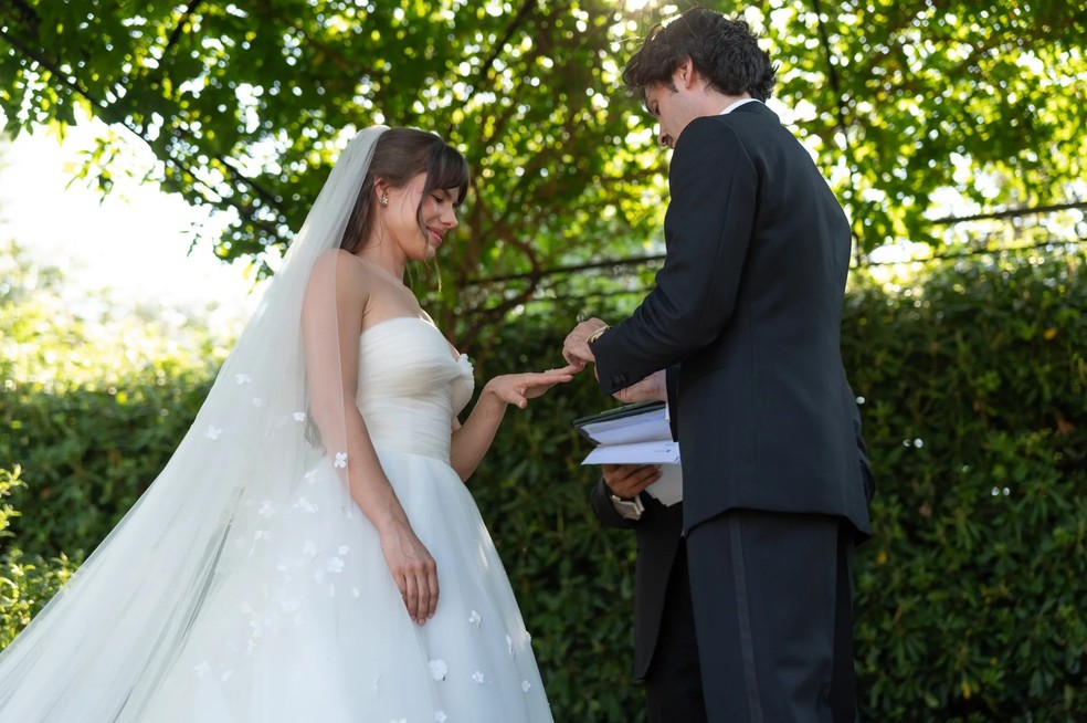 O casamento de Dylan Jagger Lee e Paula Bruss foi realizado em um jardim secreto de flores silvestres em Saint-Tropez — Foto: Thierry Joubert