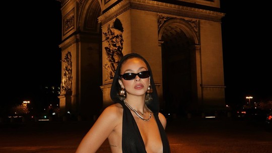 Julia Rodrigues esbanja beleza nas ruas de Paris