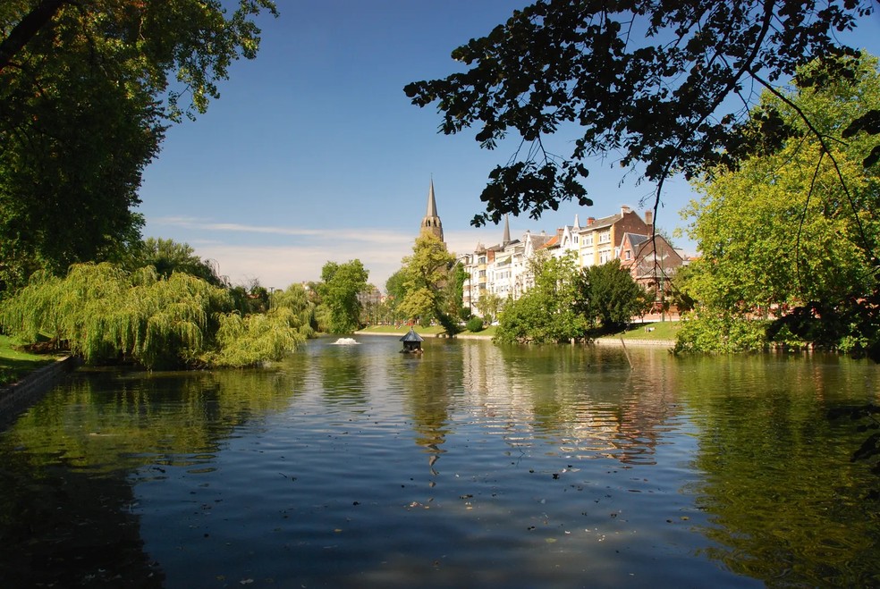  Um lago entre a Abadia de Cambres e a Place Flagey em Ixelles — Foto: Getty Images