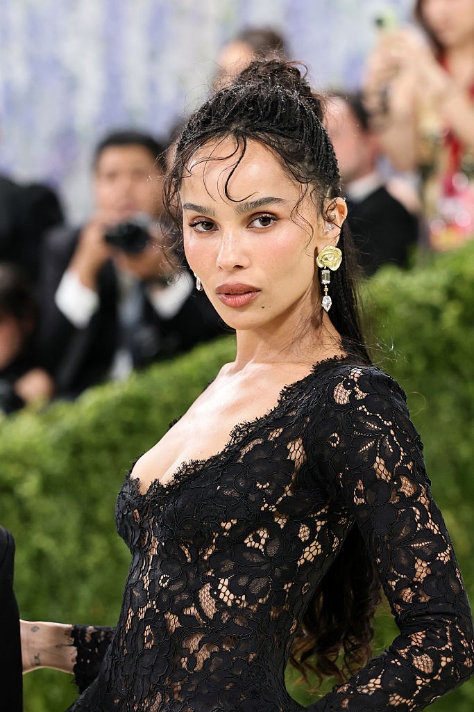 Zoë Kravitz aposta no preto dramático para o Met Gala 2026