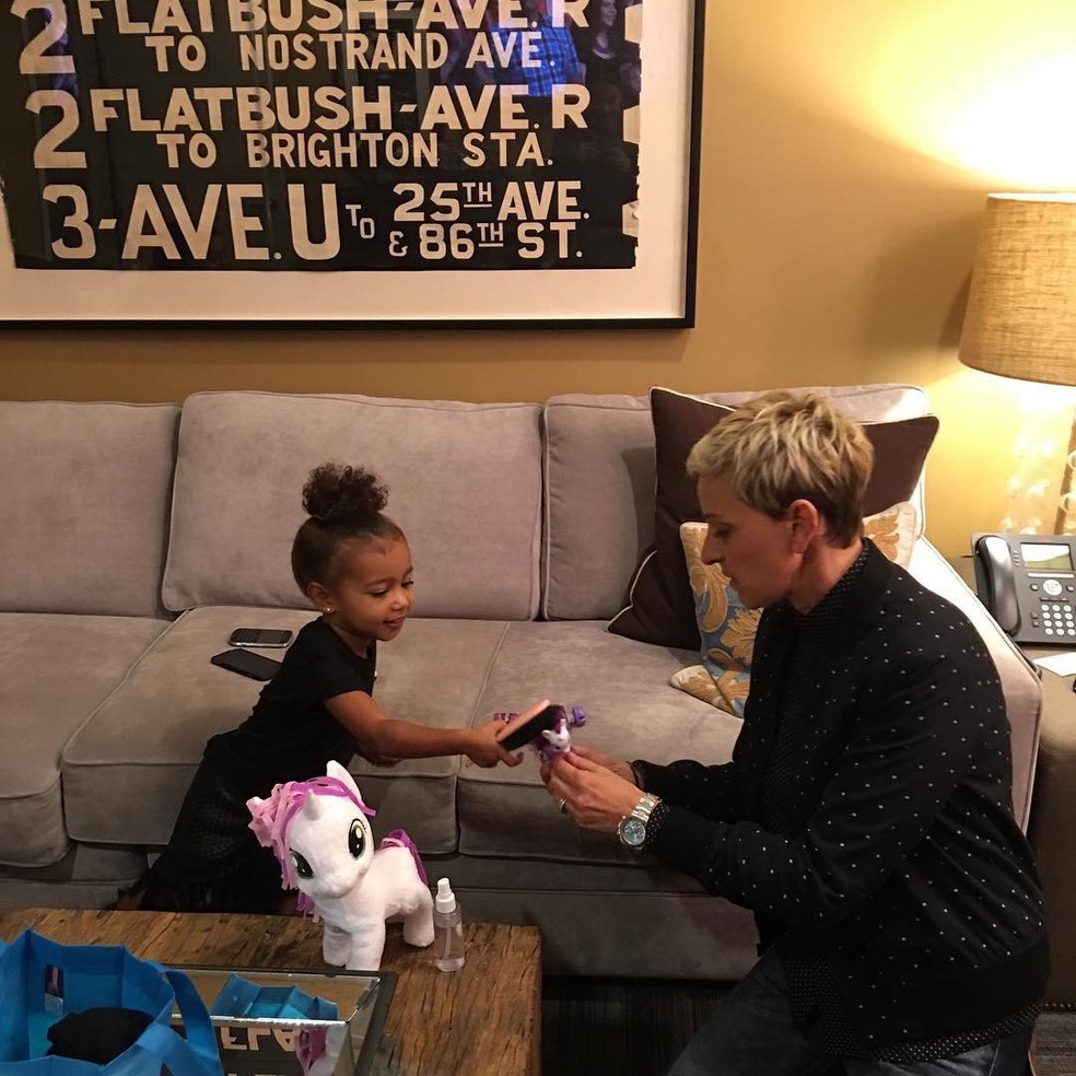 North West brinca com Ellen DeGeneres (Foto: Reprodução/Instagram) — Foto: Vogue