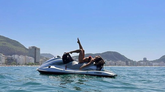 Aline Campos impressiona ao posar em jetski
