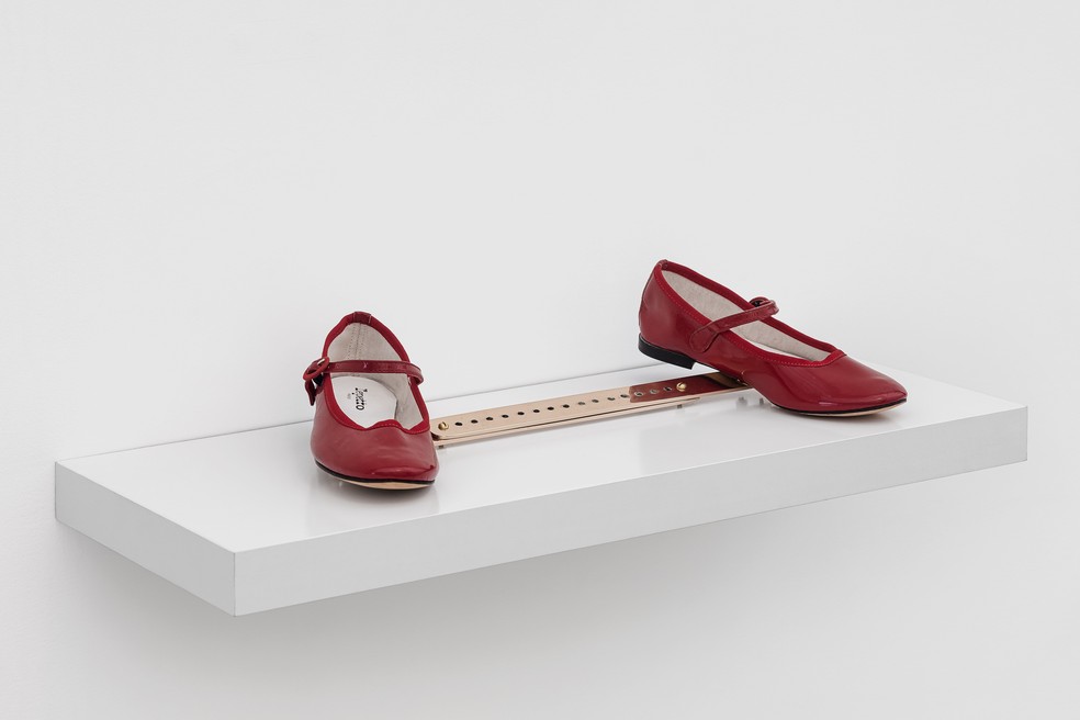 Obra “Faço o possível… sapato vermelho e régua”, 2024, de Nazareth Pacheco. Bronze e sapato, 20 x 41 x 8 cm — Foto: Divulgação