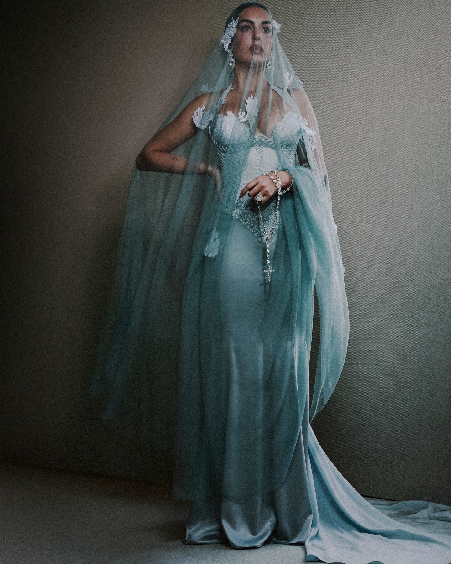 Georgina Rodríguez fala de devoção ao se inspirar em santa ao mostrar look do Met Gala 2026