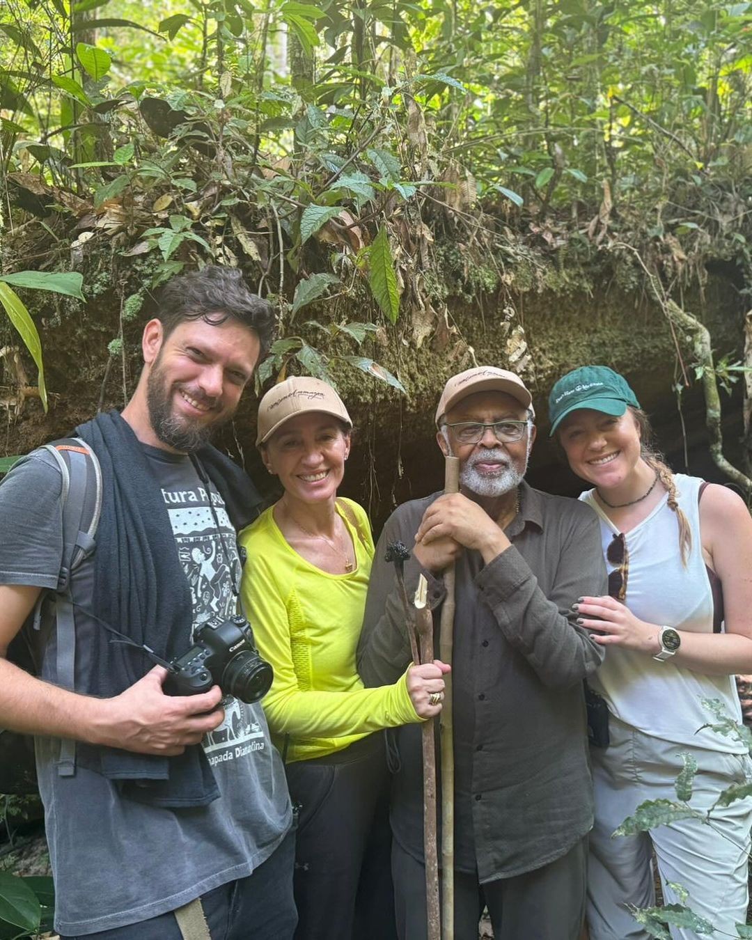 Flora mostra aventuras de Gilberto Gil com a família no Amazonas: 