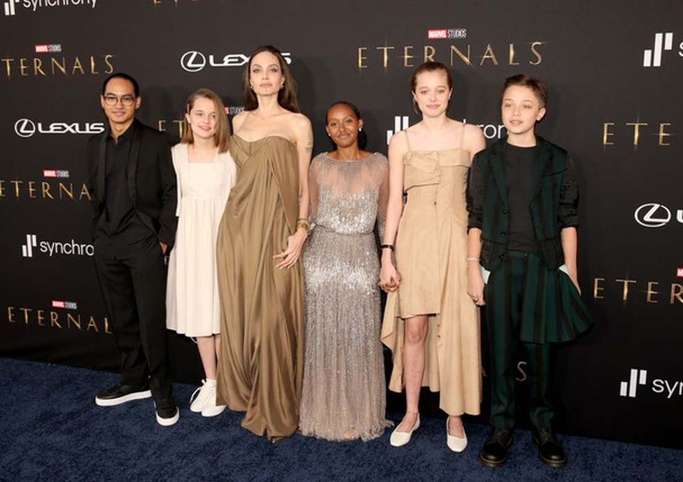 HOLLYWOOD, CALIFORNIA - OCTOBER 18: (L-R) Maddox Jolie-Pitt, Vivienne Jolie-Pitt, Angelina Jolie, Zahara Jolie Pitt, Shiloh Jolie-Pitt, and Knox Jolie Pitt arrive at the Premiere of Marvel Studios' Eternals on October 18, 2021 in Hollywood, California. (P (Foto: Getty Images for Disney) — Foto: Vogue
