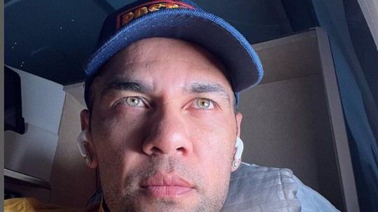 Após saída da prisão, Daniel Alves faz mudanças em seu perfil do Instagram