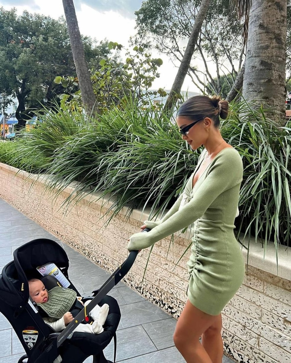 Camila Coelho passeia com o filho, Kai, Celebridades