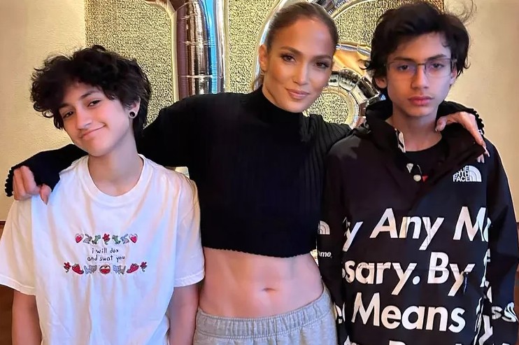 Jennifer Lopez celebra bolsas de estudo dos filhos gêmeos e desabafa sobre TDAH