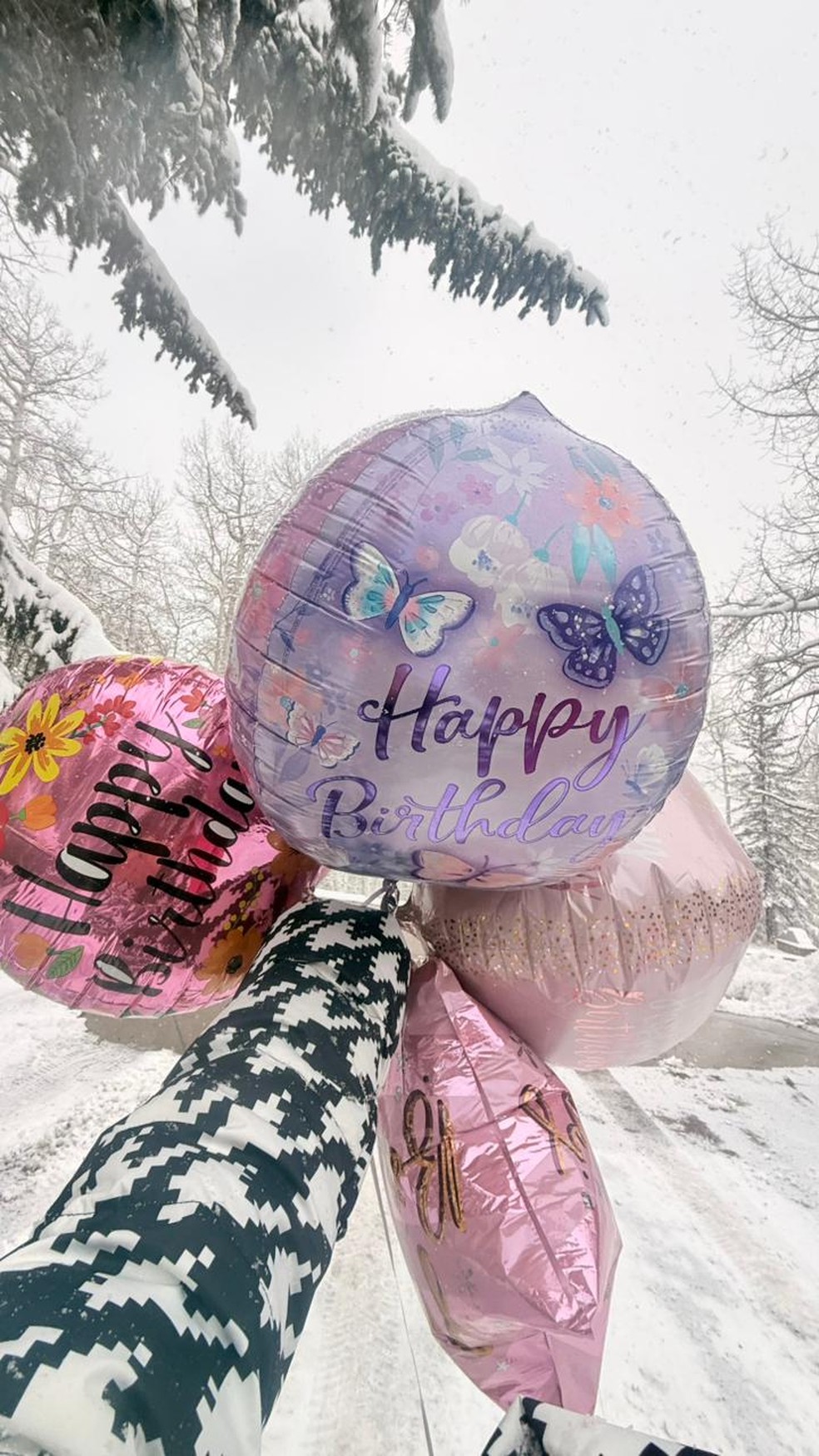 Isis Valverde celebra aniversário de 39 anos em família na neve — Foto: Divulgação/Isis Valverde