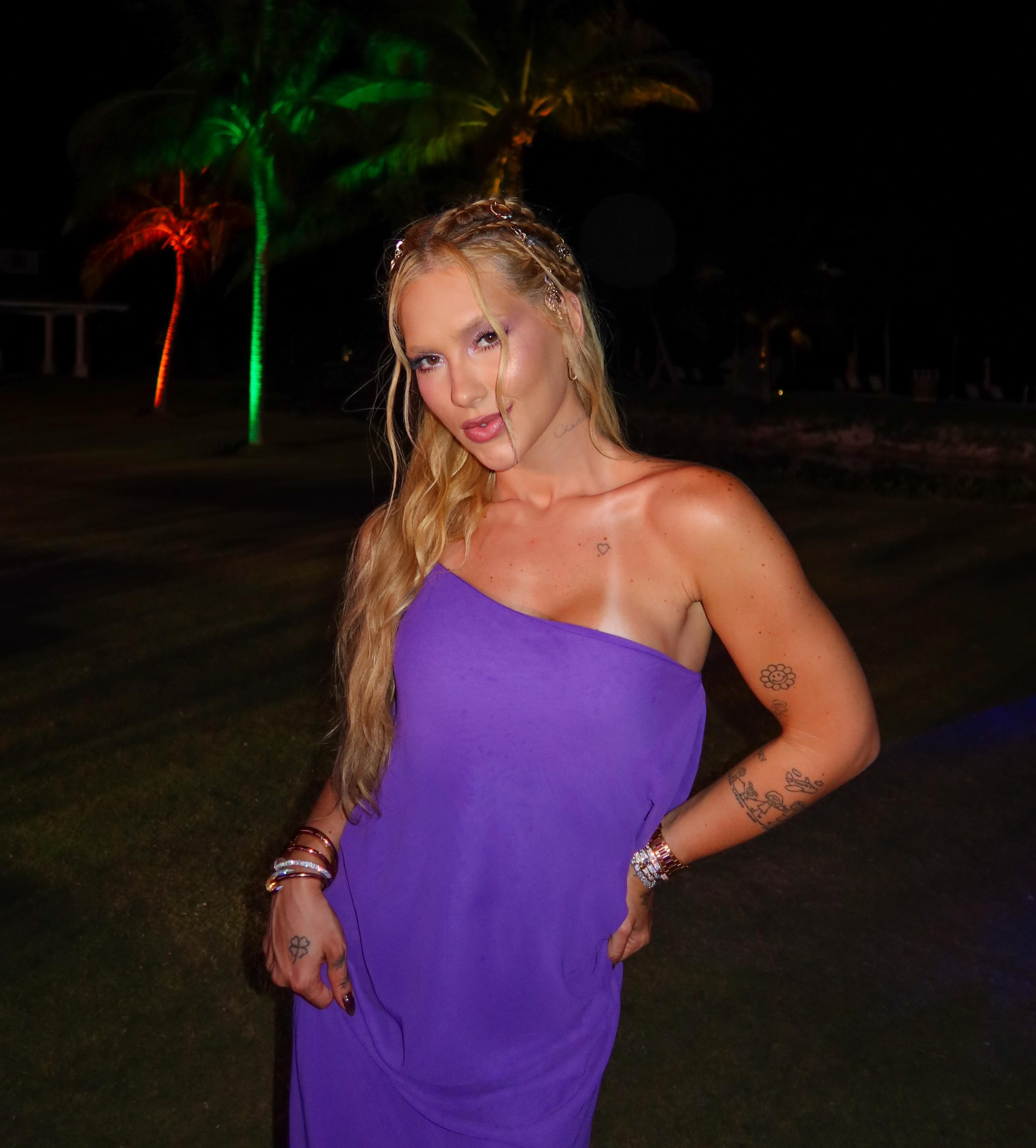 Virginia brilha na festa roxa em Montego Bay, Jamaica