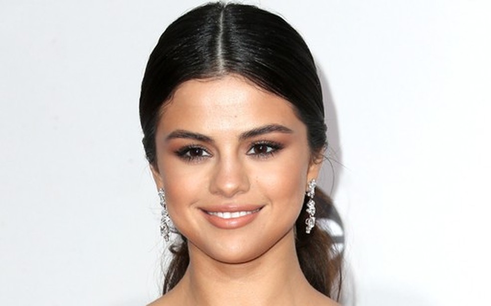 Selena Gomez revela detox do celular após reinar absoluta no Instagram em 2016 — Foto: Vogue