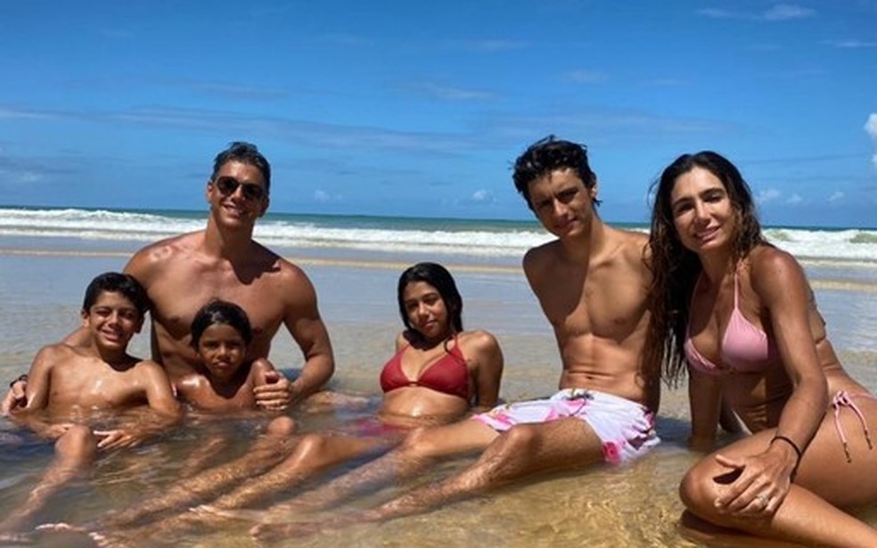Marcio Garcia surge bronzeado em viagem com a família para a Bahia: ''Uma semana nesse paraíso'' — Foto: Vogue
