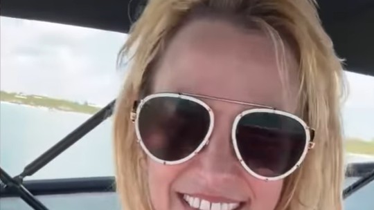 Britney Spears elege biquíni verde e amarelo para curtir passeio de barco e fãs especulam vinda ao Brasil