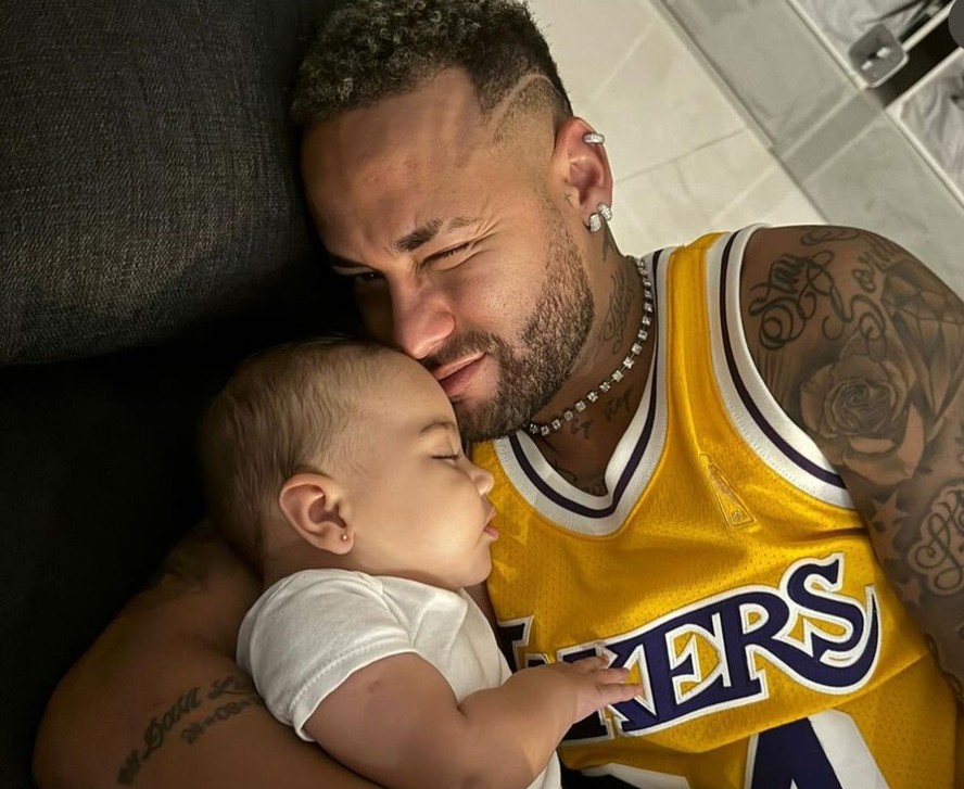 Neymar exibe momento encantador com Mavie