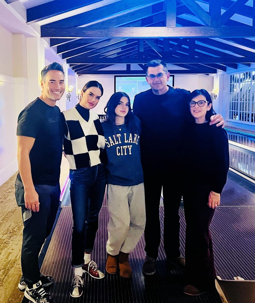 Alessandra Ambrosio posta foto em família e impressiona com a altura da filha — Foto: Reprodução/ Instagram 