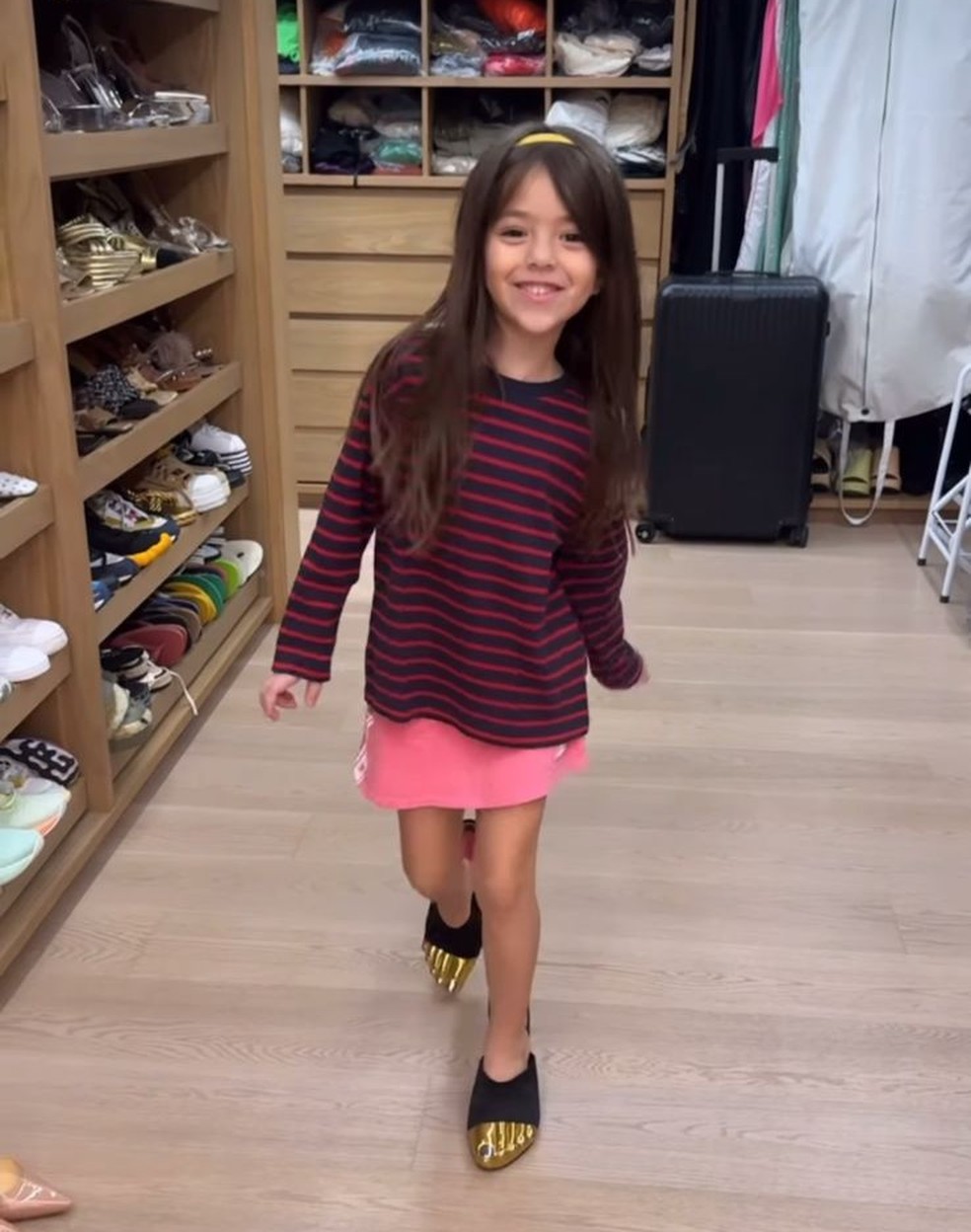 Zoe com sapatos Schiaparelli de Sabrina — Foto: Reprodução/Instagram