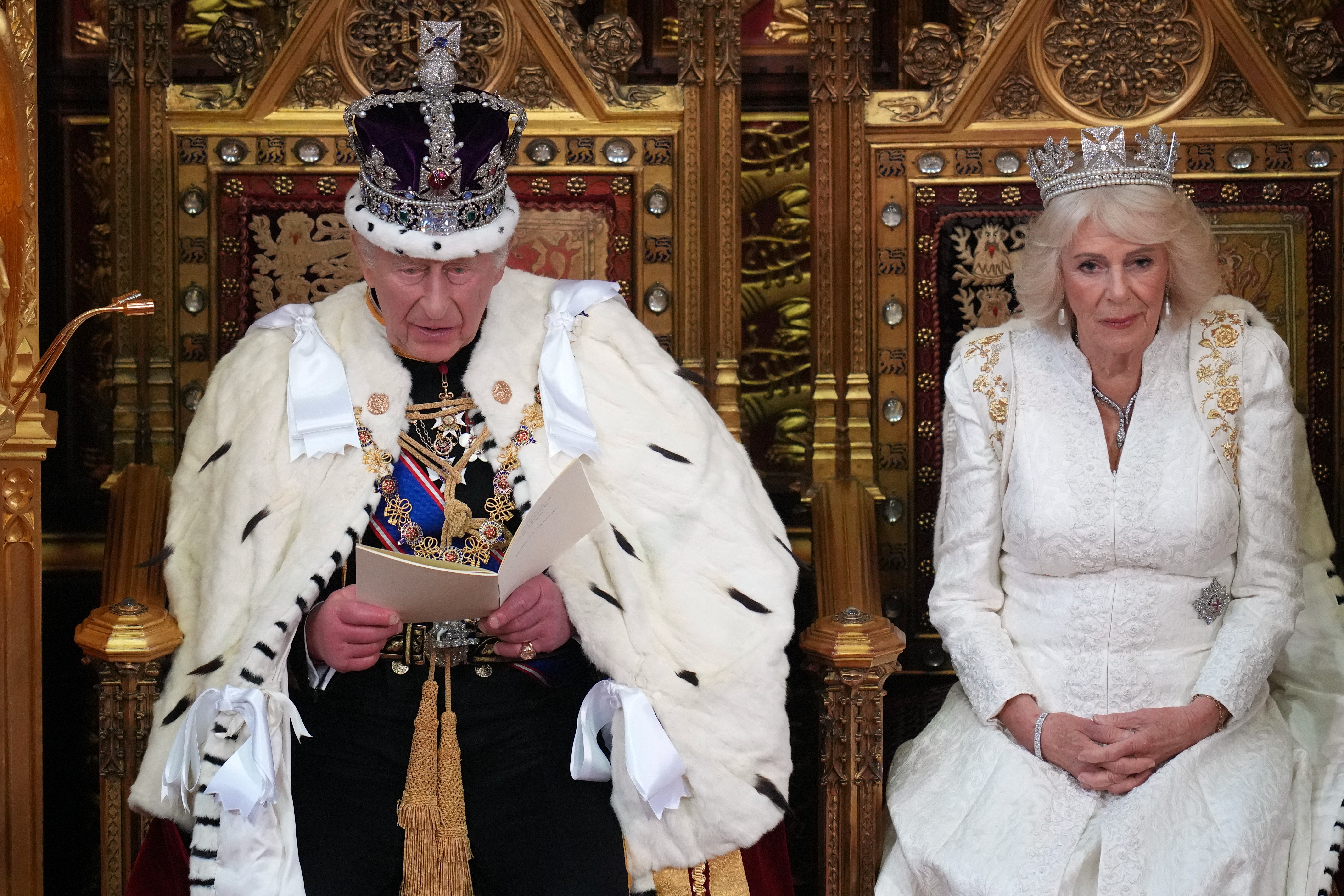Rei Charles e Rainha Camilla exibem coroas históricas em dia de gala em Londres