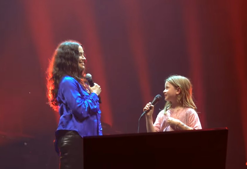 Filha de Alanis Morissette rouba a cena durante show nos EUA e conquista a plateia