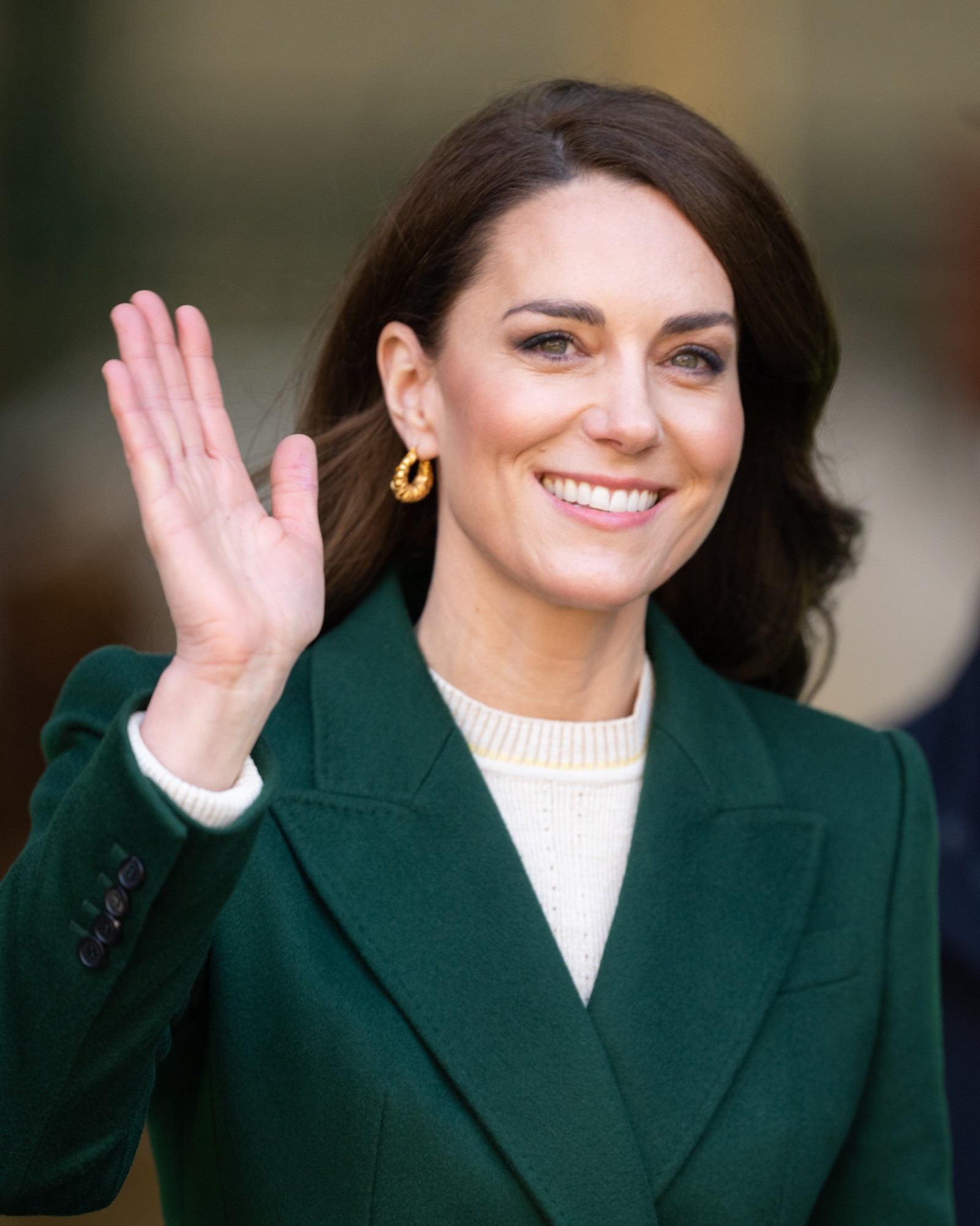 Kate Middleton aparece de novo visual e aposta no cabelo castanho escuro — Foto: Getty Images