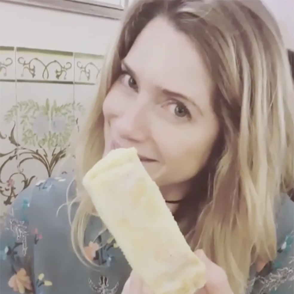 Leticia Spiller mostra 'piriquita' em vídeo