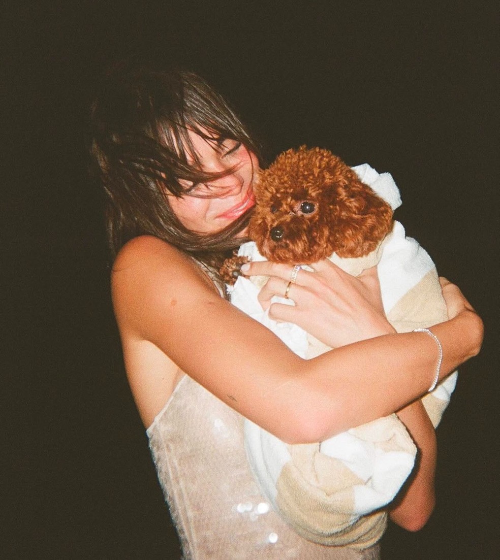 Bruna Marquezine posa em praia — Foto: Reprodução/Instagram