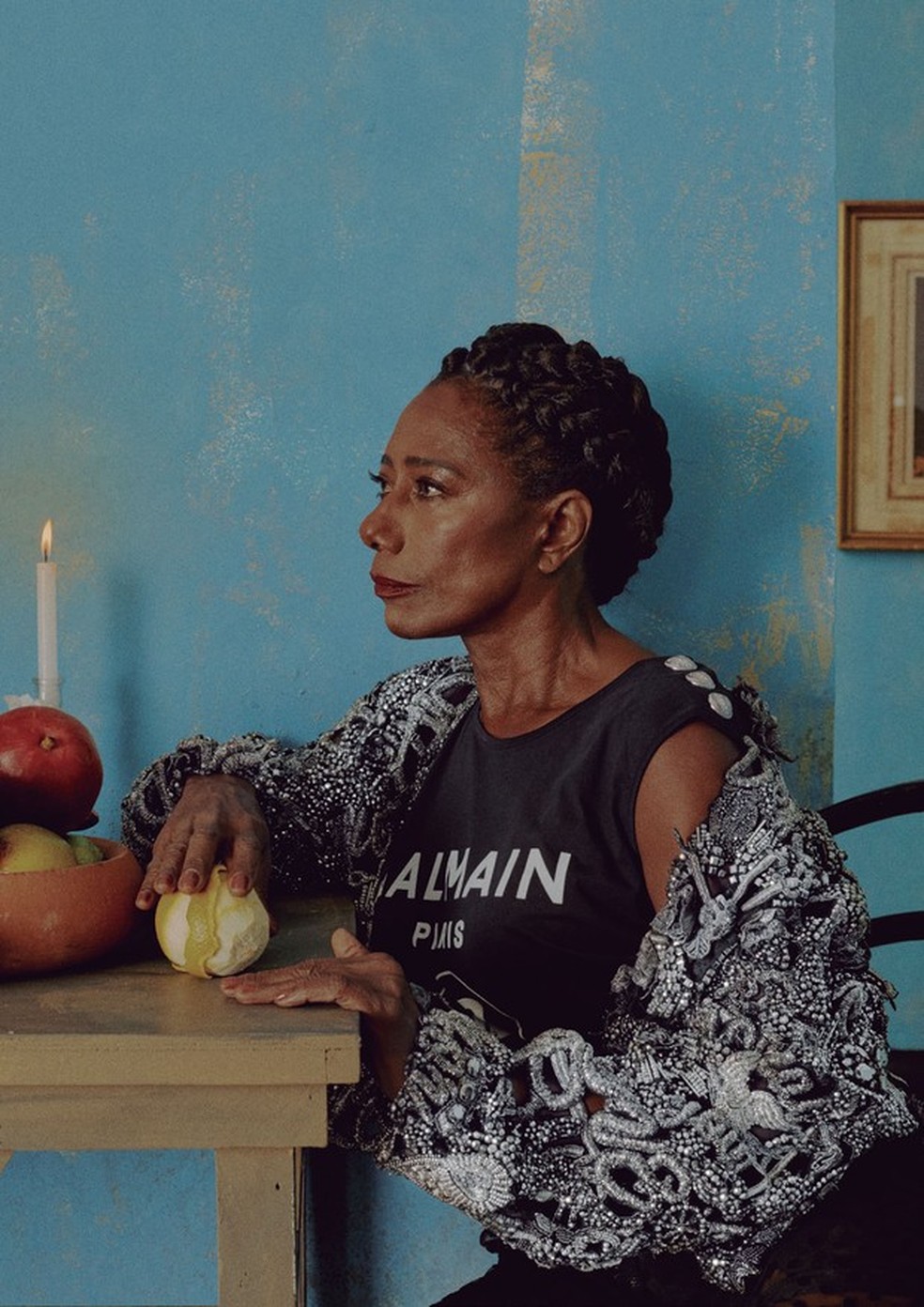 Gloria usa bolero bordado com canutilhos e pedrarias e top de algodão com detalhes de metal (R$ 2.000) (Foto: MAR+VIN) — Foto: Vogue