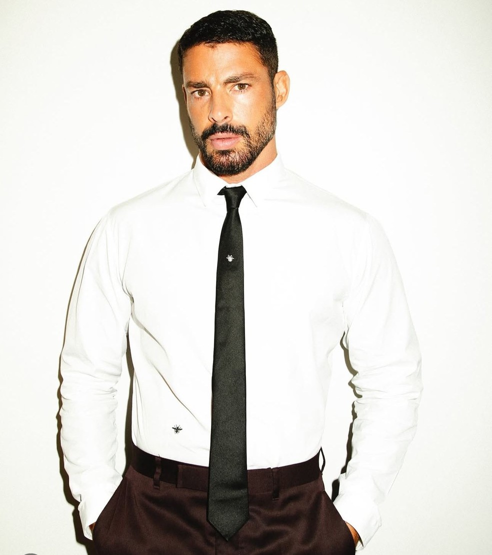Cauã Reymond para a web ao usar look social