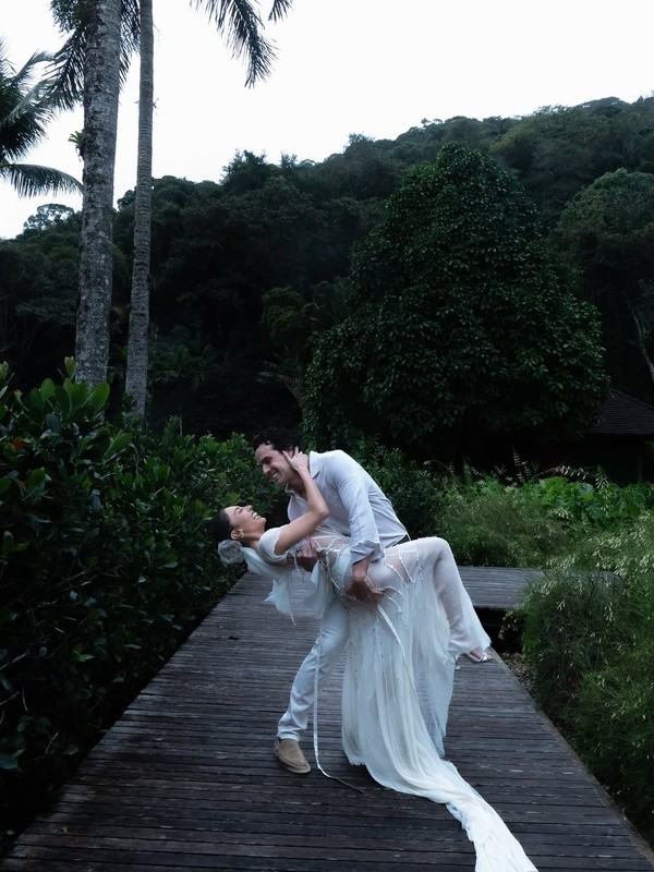 elisa-zarzur-e-alexandre-negr-o-realizam-noivado-em-paraty-no-rio-de