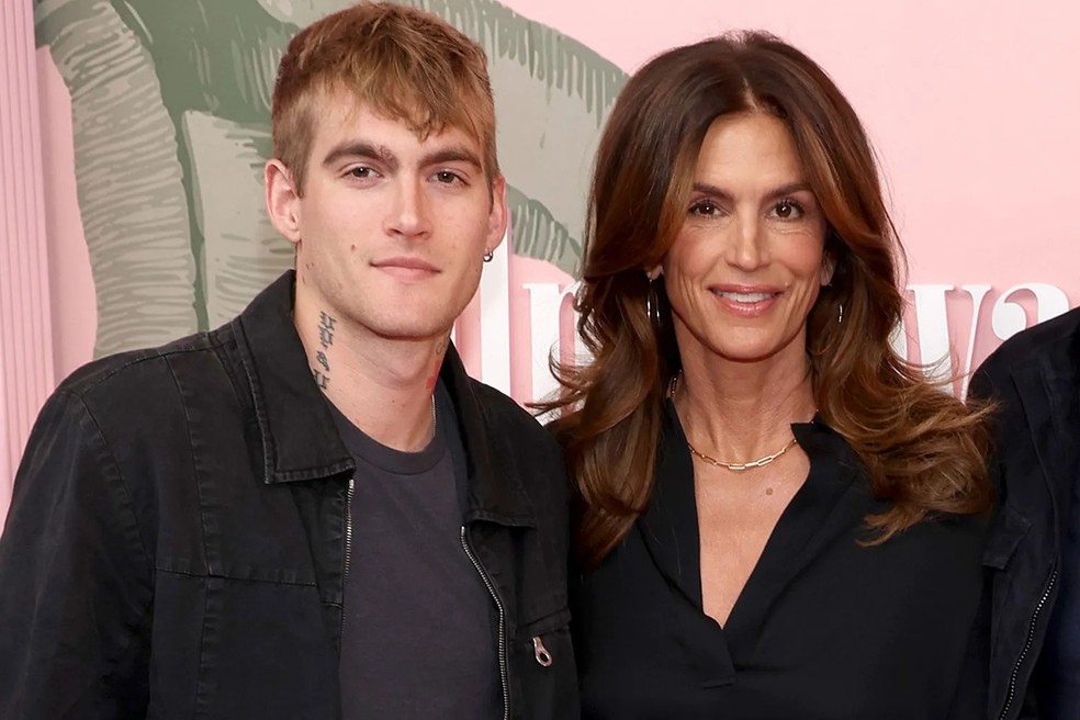 Cindy Crawford com seu filho, Presley Gerber — Foto: Getty Images