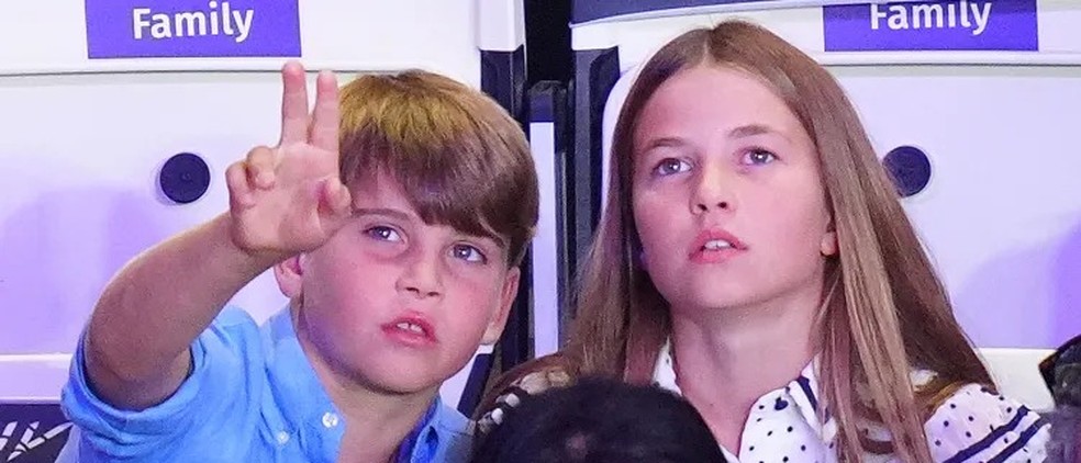 A princesa Charlotte, o príncipe Louis, o príncipe George, o príncipe William e Kate Middleton encontram-se com voluntários e atletas nos Jogos da Commonwealth de 2026 em Glasgow, Escócia, em 1 de agosto de 2026 — Foto: GettyImages