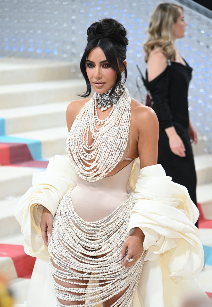 Kim Kardashian usa vestido com mais de 50 mil pérolas verdadeiras