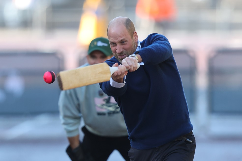 Príncipe William surpreende turistas ao jogar críquete em frente ao Palácio de Buckingham — Foto: Getty Images