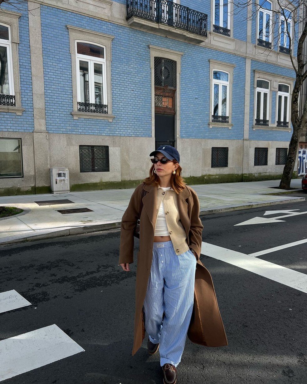 Inspiração de look com calça estilo pijama, streetwear — Foto: Instagram/Reprodução @helenamartins___